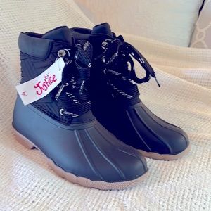 Justice boots NWT